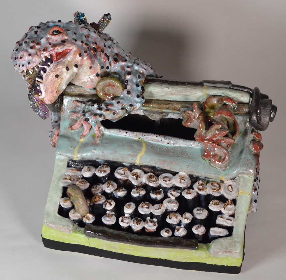 Jenny Day, A jarring machine (typewriter), 2022, Steinzeug, Epoxidharz, Glas, 46 x 27 x 36 cm